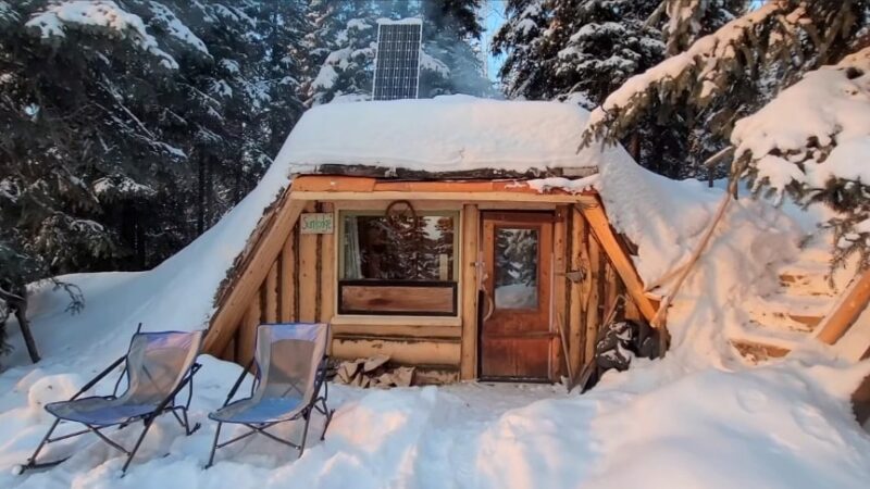 Pár si postavil úchvatně jednoduché bydlení v divočině